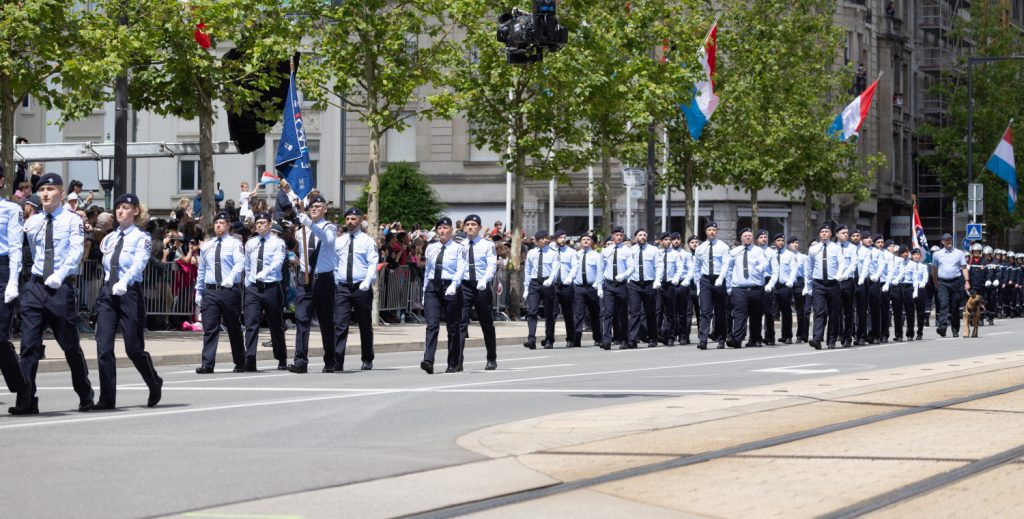 Compagnie d'agents pénitentiaires de l’Administration pénitentiaire et son drapeau avec grande escorte