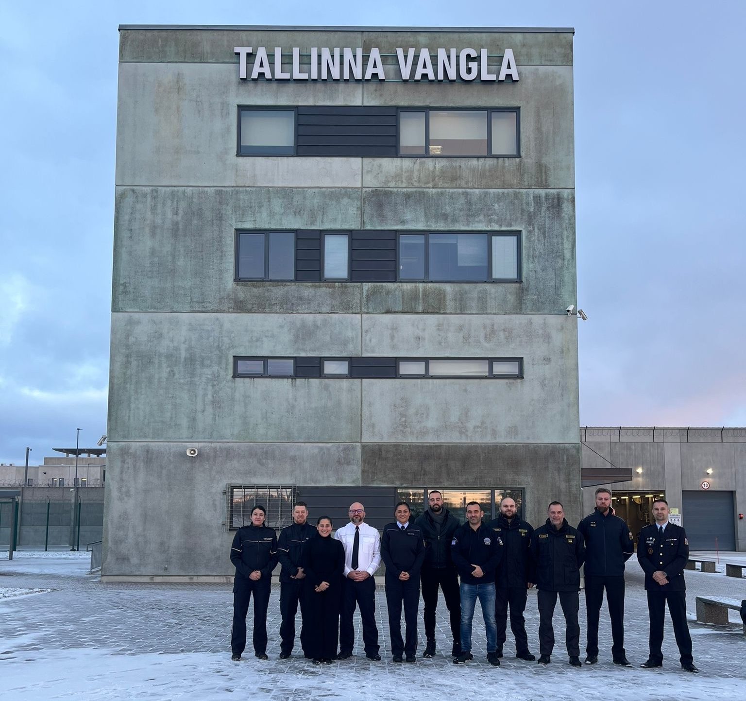 Photo de groupe devant la prison de Tallinn, dans le cadre du "Staff Exchange Programme"